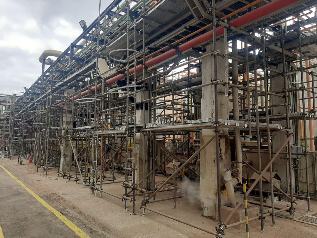 Andaime montado em área industrial